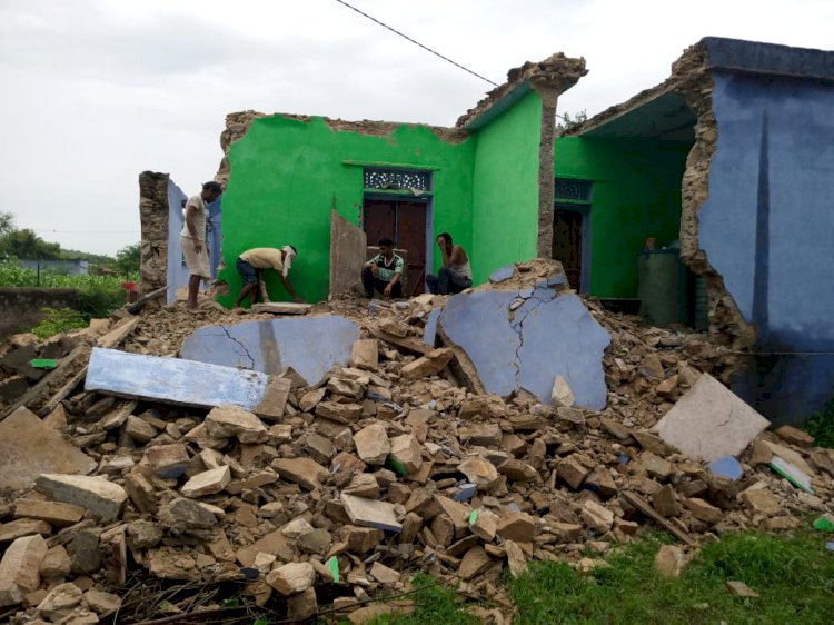 बारिश के कारण मकान गिरा, परिवार के लोग घर में नहीं होने से हादसा टला