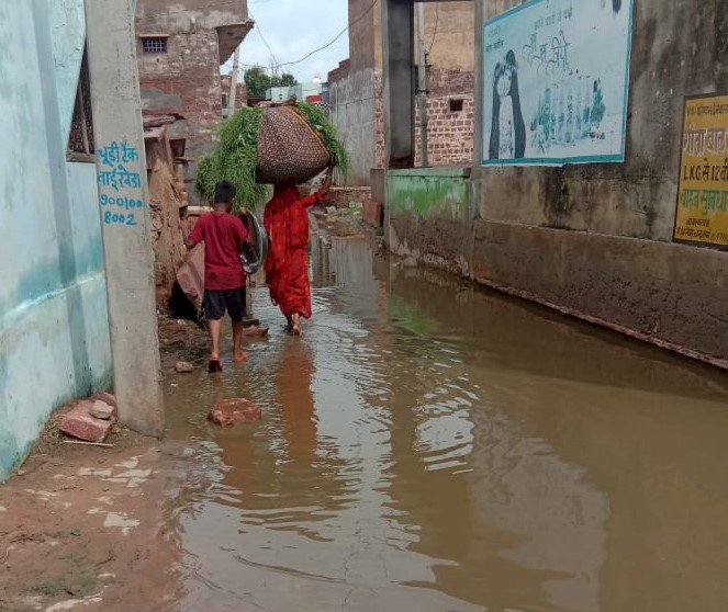 गांव के आम रास्ते में भरा बरसाती पानी, ग्रामीण परेशान