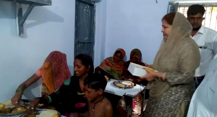 गरीबों के लिए भोजन व्यवस्था  इंदिरा रसोई योजना का विधायक सफिया जुबेर ने किया उद्घाटन