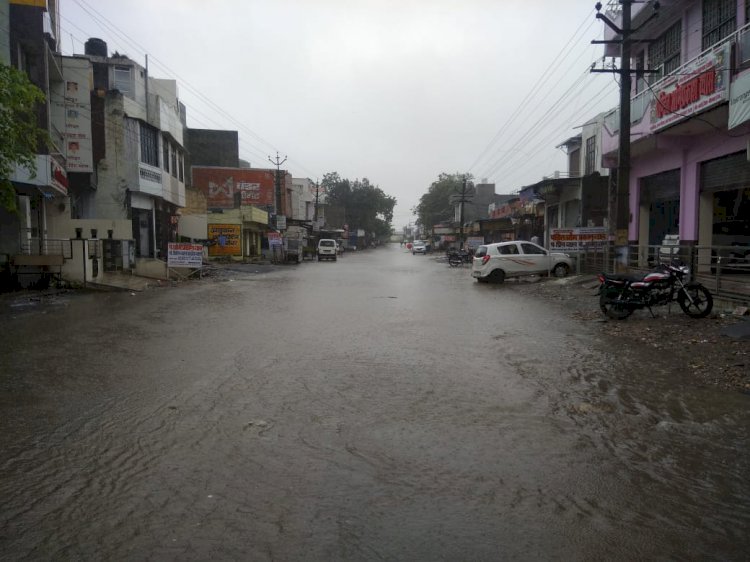 मुख्य  बस स्टेंड पर भरा बरसात का पानी, आमजन हो रहा परेशान प्रशासन नहीं दे रहा ध्यान