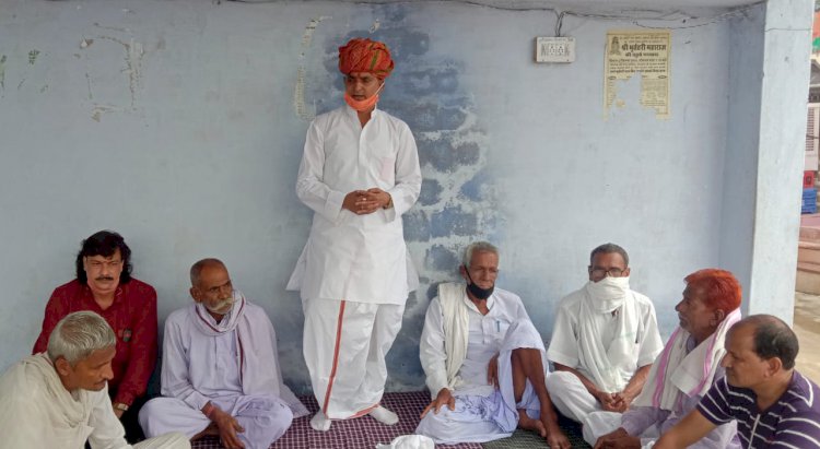 अयोध्या में श्री राम जन्मभूमि पूजन में चांदी की ईट देकर लौटे महंत का ग्रामीणों ने किया स्वागत