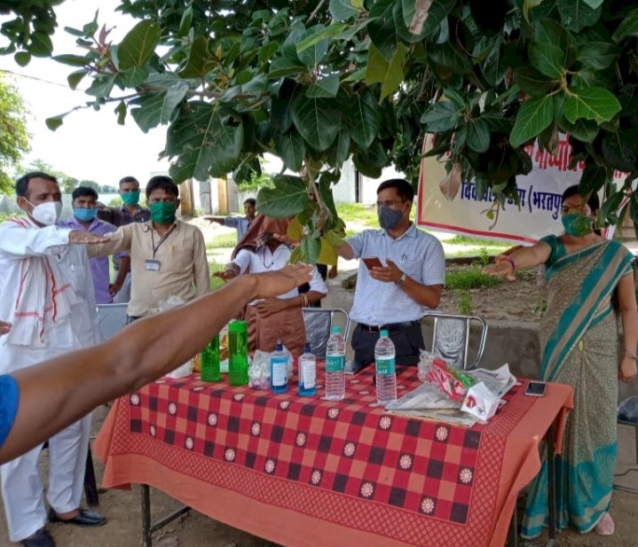 उपखंड अधिकारी ने दी ग्रामीणों को कोरोना वायरस के संक्रमण से बचाब की जानकारी