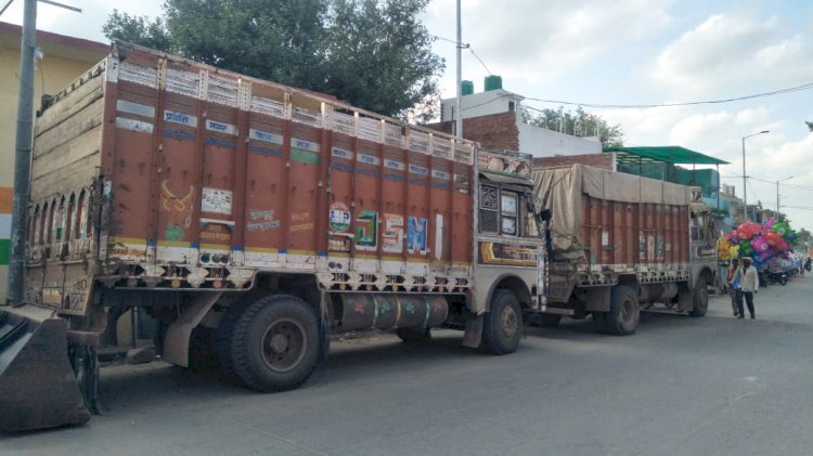खान सामग्री से भरे दो ट्रक पकडे, खनन माफियाओं में हलचल