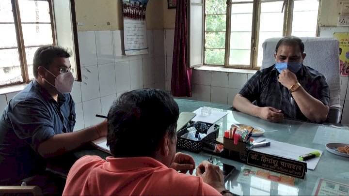 प्रसव के बाद मिठाई के नाम पर अवैध वसूली की जांच करने डीग पहुंचे जिला मुख्य चिकित्सा अधिकारी