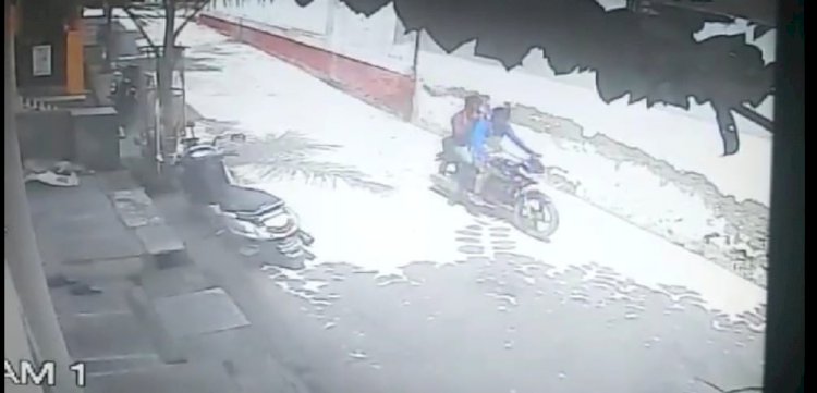 घर के बाहर से हुई बाइक चोरी, घटना कैमरे में कैद