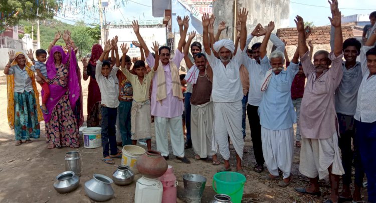 पानी की समस्या को लेकर ग्रामीणों ने खाली बर्तन लेकर सड़क पर किया प्रदर्शन