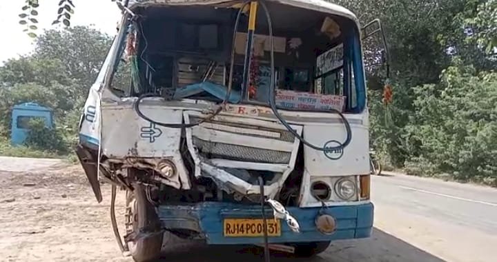 अलवर-बहरोड़ सड़क मार्ग पर राजस्थान रोड़वेज बस और ट्रक में हुई भिड़ंत, घायलों का ईलाज जारी