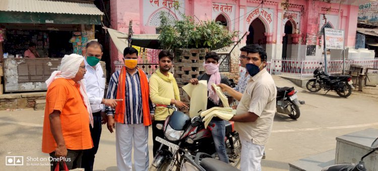 भाजपा कार्यकर्ताओ ने कपड़े के थैले बाँट कर लोगों को किया जागरूक