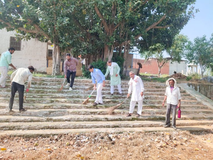 भाजयुमो कार्यकर्ताओं ने सेवा सप्ताह के अंतर्गत मंदिर में की साफ-सफाई