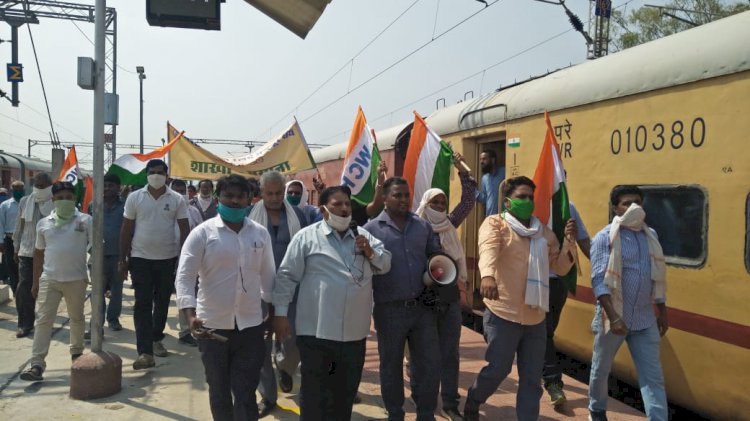 रेलकर्मियों ने रेलवे के निजीकरण व मोदी सरकार की नीतियों के विरोध में किया प्रदर्शन