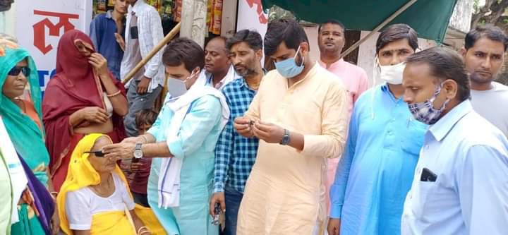 राजेंद्र मीणा के नेतृत्व में भाजपा कार्यकर्ताओं ने सेवा सप्ताह के तहत बांटे चश्मे