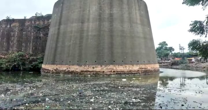 महलों की नगरी डीग के ऐतिहासिक किले की खाई बनकर रह गई है गंदगी का गोदाम