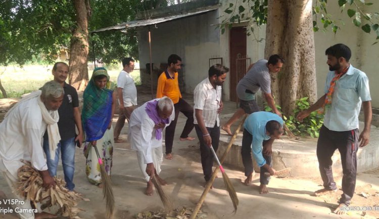 भाजपा कार्यकर्ताओं ने की मंदिर परिसर की साफ सफाई