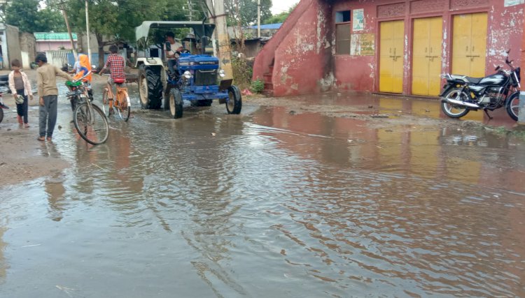 बारिश के बाद सड़क पर जमा हुआ पानी, वाहन चालक हुए परेशान