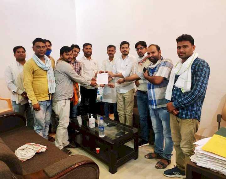 राजस्थान पटवार संघ द्वारा आयोजित पटवारी हक यात्रा के तहत नगर विधायक वाजिब अली को मुख्यमंत्री महोदय के नाम सौपा ज्ञापन
