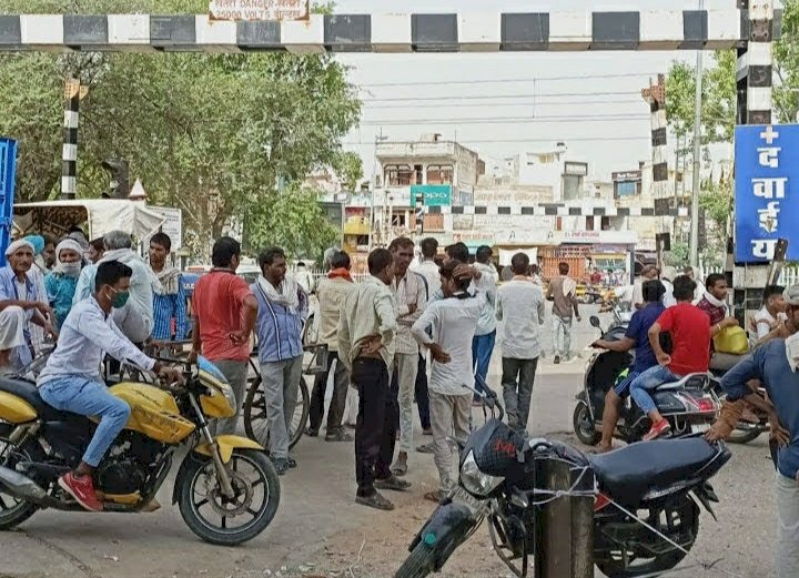 रेलवे फाटक पर मजदूरों के जमावड़े से परेशान दुकानदारों ने ली अदालत की शरण