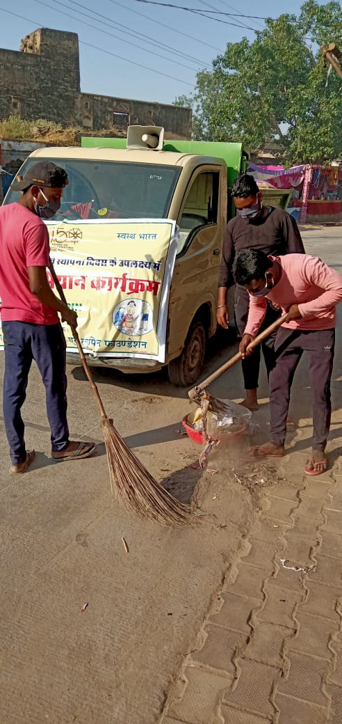 गांधी जयंती पर पालिका प्रशासन और लूपिन ने चलाया डीग में सफाई अभियान