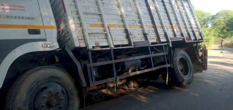 मार्बल से भरा ट्रक बाइक सवार को बचाने के प्रयास में गड्डे मे फसा, कोई जानहानी नहीं