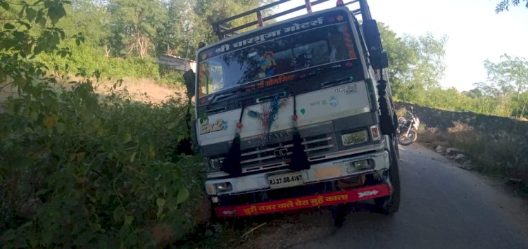 मार्बल से भरा ट्रक बाइक सवार को बचाने के प्रयास में गड्डे मे फसा, कोई जानहानी नहीं