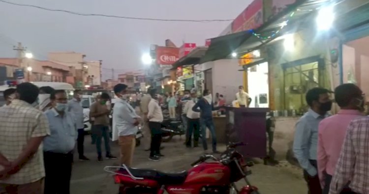 लॉकड़ाऊन में तय समय सीमा पर दुकान बन्द नही करने पर दो दुकानें की सीज