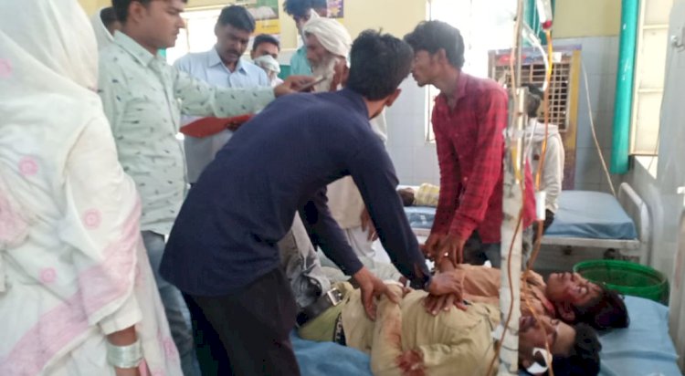 गोविंदगढ़-सीकरी मार्ग पर तीन मोटरसाइकिलों की भिड़ंत में 4 युवक गंभीर रूप से घायल