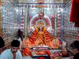 कोरोना गाइडलाईन के पालन व सोशल डिसटेन्स  से भक्तगण कर रहे धौलागढ़ देवी के दर्शन