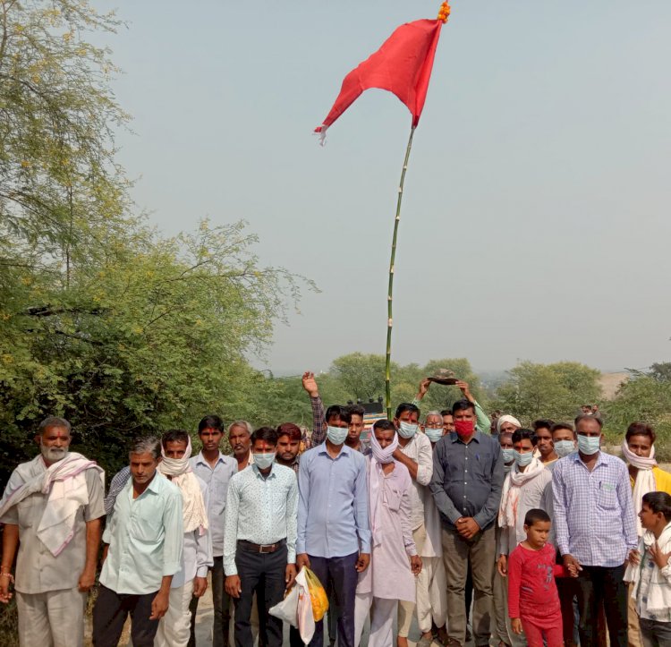 मनसा माता मंदिर पर ग्रामीणों ने चढ़ाया सामूहिक ध्वज