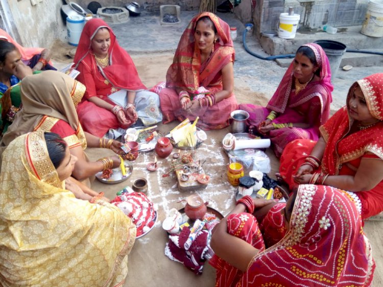 करवा चौथ पर महिलाओं ने पति की लंबी आयु की कामना के साथ सुनी पूजा की कहानी
