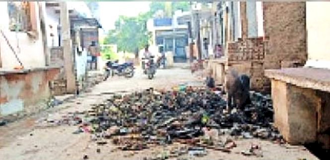 खानपुर मे नालों की सफाई के बाद कचरा उठाना भूल गए सफाईकर्मी, आमजन परेशान