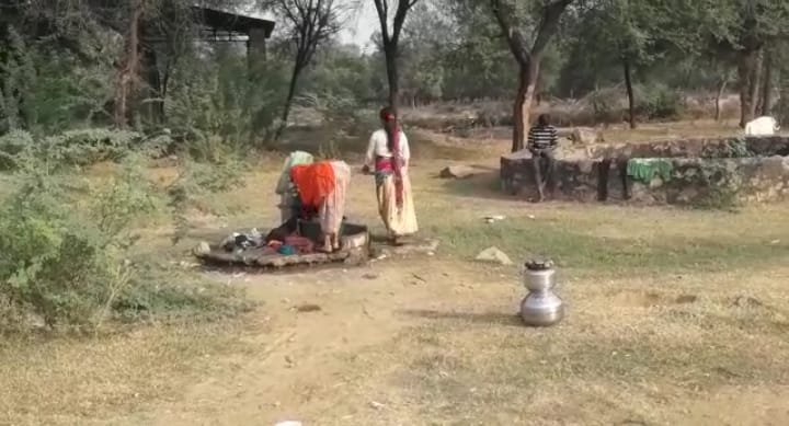 ग्रामपंचायत की लापरवाही के चलते हैडपम्पो  से पानी लाने को मजबूर महिलाएं व बच्चे