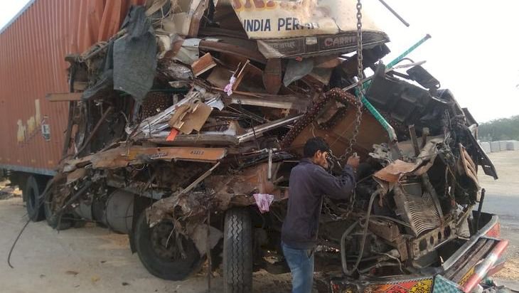 आमने-सामने  हुई दो ट्रकों की भिड़ंत, ड्राइवर की मौके पर मौत