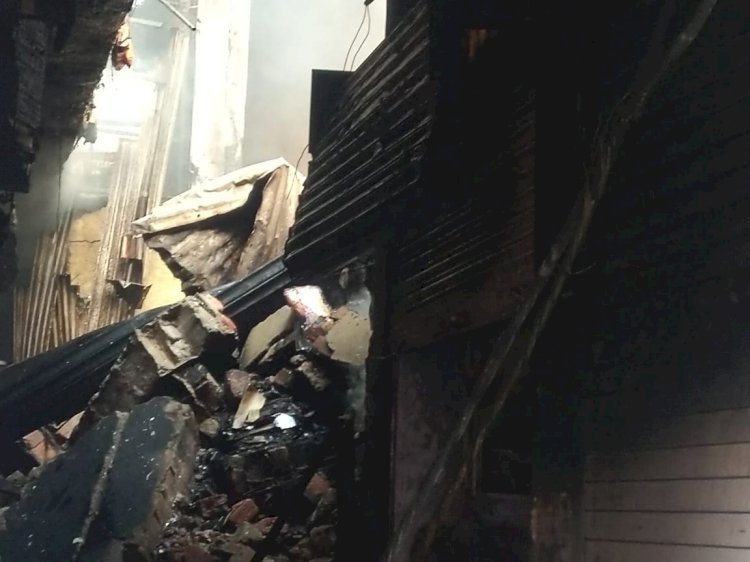 अलवर के चूड़ी मार्केट में आग 14 घंटे बाद बुझी, 2 करोड़ के नुकसान की आशंका
