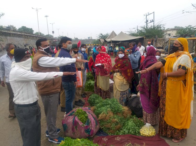 250 सब्जी विक्रेताओं को दिलाया बढते कोरोना संक्रमण से बचाव का संकल्प बाॅटे मास्क