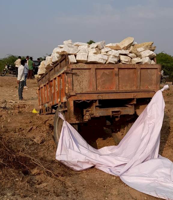 चारागाह भूमि में हो रहा अवैध खनन ,   ग्रामीणो ने पत्थर से भरी ट्रॉली के साथ खनन माफिया को रंगे हाथ पकड़ पुलिस को सौपा