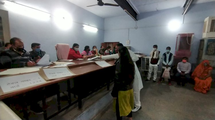 नगरीय निकाय चुनाव - नामांकन के आखिरी दिन निर्वाचन कार्यालय में नामांकन दाखिल करने लगा प्रत्याशियों का रेला, 137 अभ्यर्थियों ने किया नामांकन