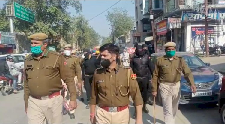 थाना अधिकारी के नेतृत्व में पुलिस और क्यूआरटी टीम ने कस्बे में लगाई गस्त